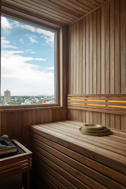 La ventana del sauna con vistas a la ciudad y a la mini pileta.