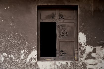La ventana rota y cubierta por la ceniza