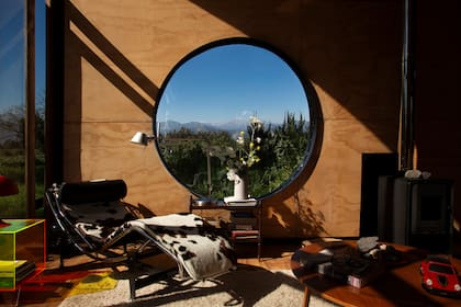 La ventana tiene vistas al cerro La Campana, ubicado en la cordillera de la costa, entre las provincias de Quillota y Marga Marga de Valparaíso. Chaise Longue LC 4 diseñado por el arquitecto suizo Le Corbusier.