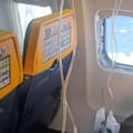 El escalofriante relato de la esposa del pasajero de Ryanair que fue succionado por una ventanilla rota