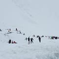 Los turistas no pudieron acceder a los centros de esquí y disfrutaron de la nieve al costado de la ruta