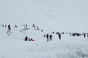 Los turistas no pudieron acceder a los centros de esquí y disfrutaron de la nieve al costado de la ruta
