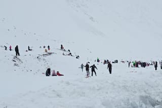 Los turistas no pudieron acceder a los centros de esquí y disfrutaron de la nieve al costado de la ruta