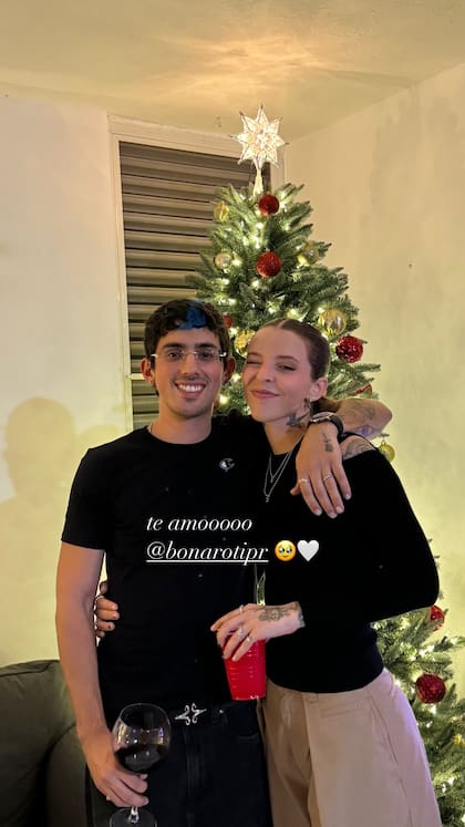 “La verdad es que estoy más feliz que nunca”, dijo Tini recientemente cuando Julieta Poggio le preguntó por su situación sentimental al aire de Rumis, el programa de La Casa Streaming. “Después de haberla pasado mal en ciertas ocasiones, exponiendo o hablando de mi vida personal, me ha llevado a lugares que a mí no me hicieron bien. Entonces, hoy prefiero mantenerlo desde otro lado”, dijo en esa misma entrevista, dando a entender los motivos por los que no termina de confirmar su romance