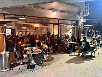 La vereda de Condarco, siempre concurrida: a partir de las 18 ofrecen vermú y tapas