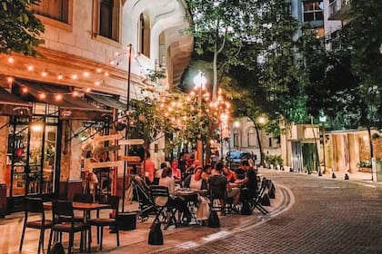 La vereda de Florería Atlántico en Buenos Aires, sobre la calle Arroyo