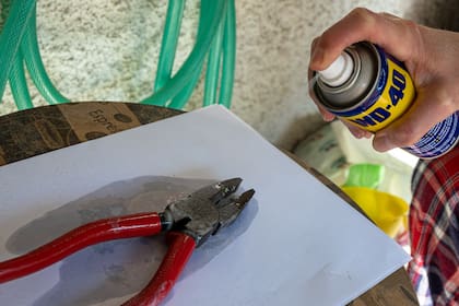 La versatilidad del WD-40 va más allá de los vidrios y se extiende a múltiples usos domésticos que pocos conocen. Foto: Archivo.