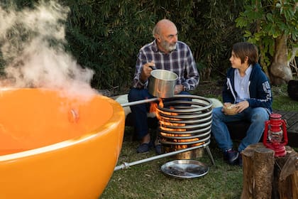 La versión argentina de las piletas nórdicas; un abuelo y nieto comparten un momento en la naturaleza