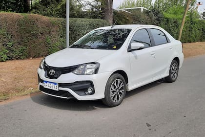 La versión de entrada de gama del Etios (la foto corresponde a la más equipada) figura entre los más económicos del mercado