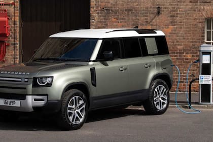 La versión del Land Rover Defender que llega al país es la híbrida enchufable