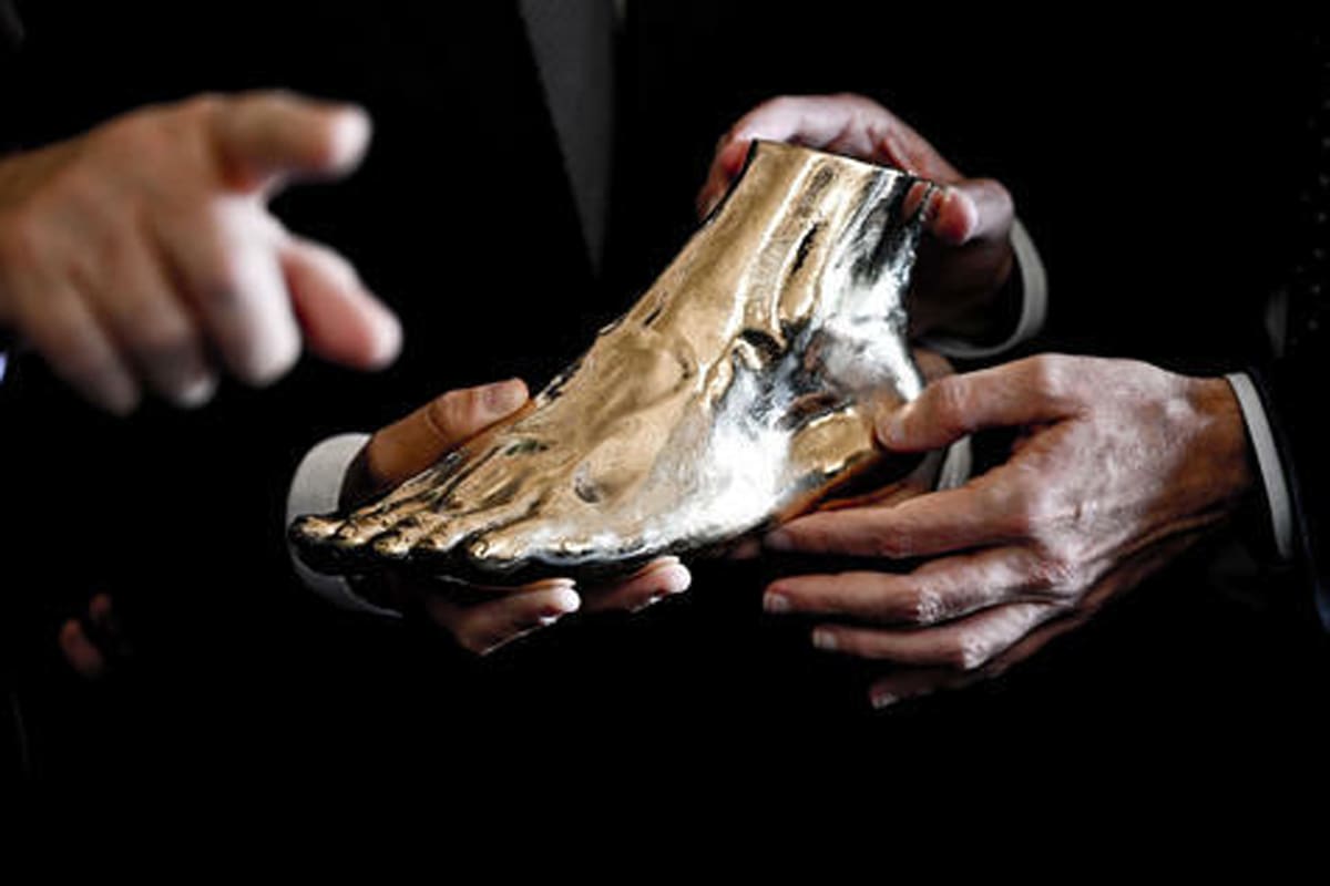 La versión en miniatura del pie de Diego Maradona, que se convertirá en una escultura de seis metros y quedará emplazada en Nápoles