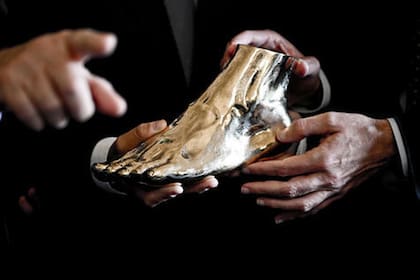 La versión en miniatura del pie de Diego Maradona, que se convertirá en una escultura de seis metros y quedará emplazada en Nápoles