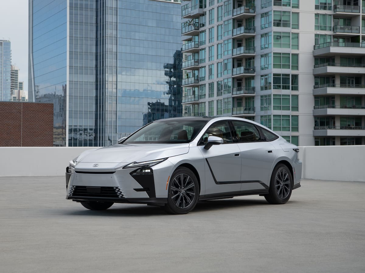 Un sedán de lujo japonés se renueva y llega a la Argentina con nueva motorización