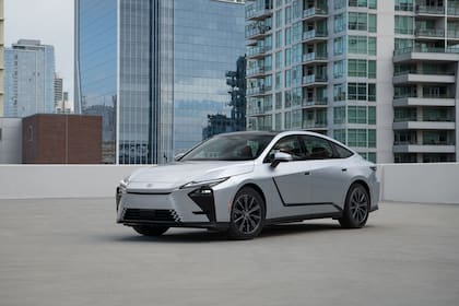 La versión ES 350h Luxury (HEV) combina un motor naftero de 2,5 litros y cuatro cilindros con uno eléctrico