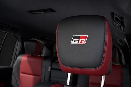La versión GR-S emplea una combinación de negro y rojo e incorpora el emblema de la versión en los apoyacabezas delanteros