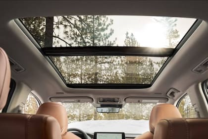 La versión Hybrid MAX Platinum, con precio sugerido de US$59.275, cuenta con techo panorámico eléctrico.