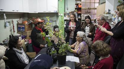 La versión inicial que tuvo lugar en la Villa 31 recorría buena parte del barrio para terminar en la Capilla Cristo Obrero. En una de las instancias, el público ingresaba a algunas de las casas de los habitantes de esa ciudad dentro de la gran ciudad separada por muros visibles e invisibles
