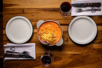 La versión más audaz de la lista lleva cordero braseado, puré de papas y también de boniato