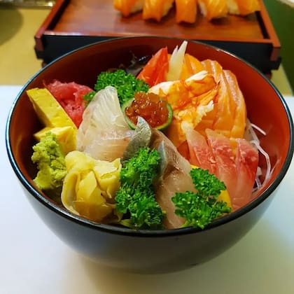 La versión menos conocida en Argentina, el chirashi sushi