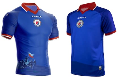 La versión original de la camiseta de Haití (izquierda) tenía una ilustración de la batalla de Vertières de 1803, sin embargo, la FIFA ordenó modificarla (derecha)
