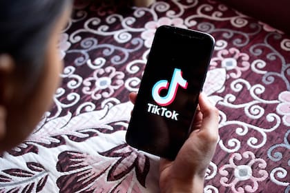 La aplicación permitirá que los padres puedan limitar o restringir el uso de mensajes directos y la reproducción de contenido no apto en las cuentas de los chicos que usan TikTok
