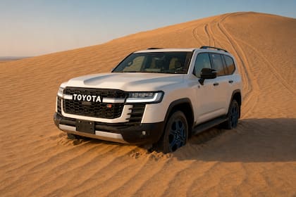 La versión Toyota GR-S agrega el bloqueo del diferencial delantero y una calibración específica de la suspensión y la dirección