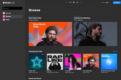 La versión Web de Apple Music con el modo oscuro activado; permite acceder al servicio de streaming desde cualquier dispositivo que tenga un navegador moderno
