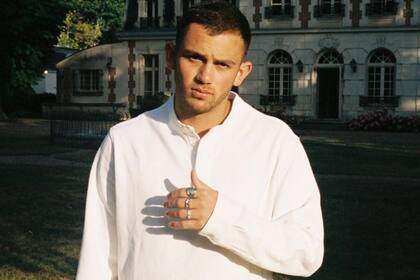 La vertiginosa y exitosa vida de Tristen Ikaika, el joven que se hizo millonario vendiendo anillos hechos con cucharas