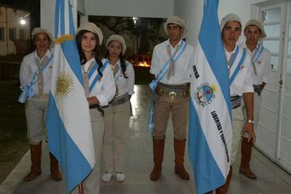 La vestimenta de un grupo de alumnos de Corrientes causó furor en las redes