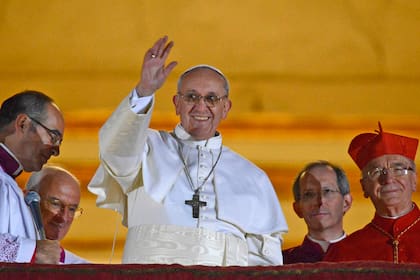La vestimenta sencilla que eligió Francisco para su primera salida al balcón de la Basílica de San Pedro