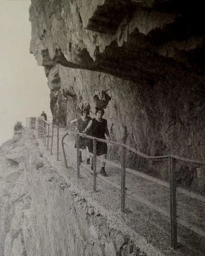 La Vía del Amor nació hace más de 100 años y desde entonces ha acogido a innumerables viajeros, como se puede ver en esta foto antigua del sendero de 1950.