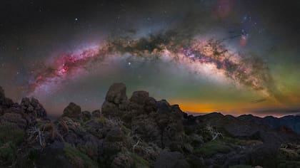 "La Vía Láctea arqueándose sobre el desierto de los Pináculos", foto de Trevor Dobson tomada en el Parque Nacional de Nambung, en Australia