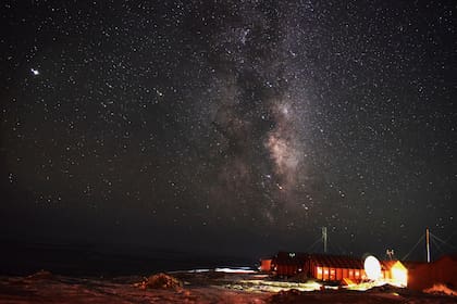 2MASS J20395358+4222505 es una estrella supergigante azul y tiene una masa casi 50 veces mayor que la del Sol