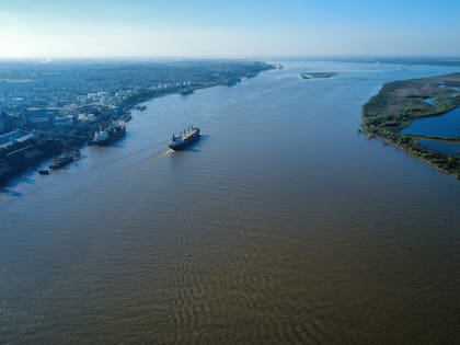 La Vía Navegable Troncal es fundamental para las exportaciones argentinas, especialmente para el transporte de granos y otros productos agroindustriales