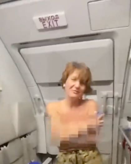La viajera lucía notablemente tranquila, hasta que ingresó al baño del avión y encendió un cigarrillo