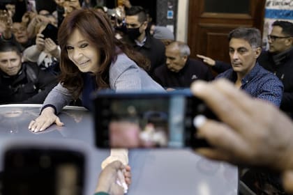 Cristina Kirchner saluda a los manifestantes al salir de su casa, en la Recoleta