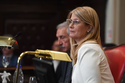 La vicegobernadora Magario, este lunes, al presidir la sesión preparatoria en la que juraron los nuevos senadores