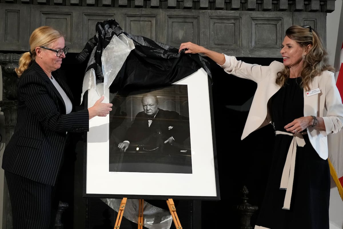 La viceministra canadiense de Patrimonio Cultural, Isabelle Mondou, izquierda, y Andrea Clark-Grignon, jefa de Asuntos Públicos, revelan un retrato fotográfico de Winston Churchill conocido como “The Roaring Lion”, tomado por el fotógrafo Yousuf Karsh en 1941 (AP Foto/Alessandra Tarantino)