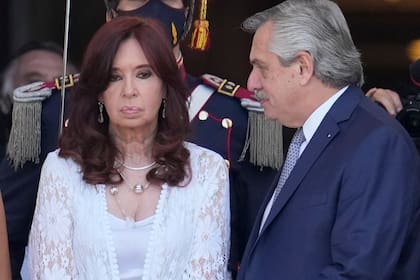 La vicepresidenta argentina Cristina Fernández, a la izquierda, y el presidente Alberto Fernández frente al Congreso luego de asistir a la ceremonia de inicio de sesiones del año en Buenos Aires, Argentina, el martes 1 de marzo de 2022
