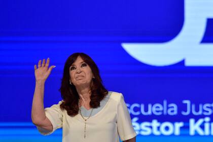 La vicepresidenta argentina Cristina Fernández de Kirchner saluda a sus seguidores en el Teatro Argentino de La Plata