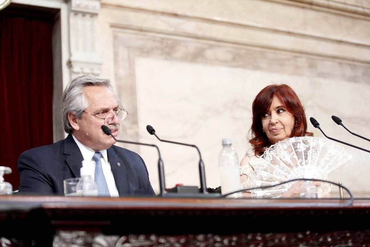 La Vicepresidenta Cristina Fernández de Kirchner mira al Presidente Aníbal Fernández durante el discurso de la apertura de las Sesiones Legislativas en el Congreso de La Nación