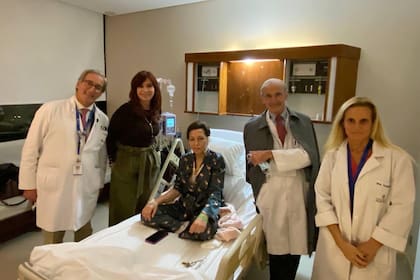 La vicepresidenta Cristina Kirchner acompañó a Mayra Mendoza durante su operación