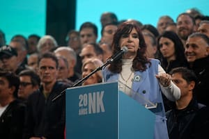 La vicepresidenta Cristina Kirchner durante el acto del 25 de Mayo, en Plaza de Mayo (Foto AP/Mario De Fina)