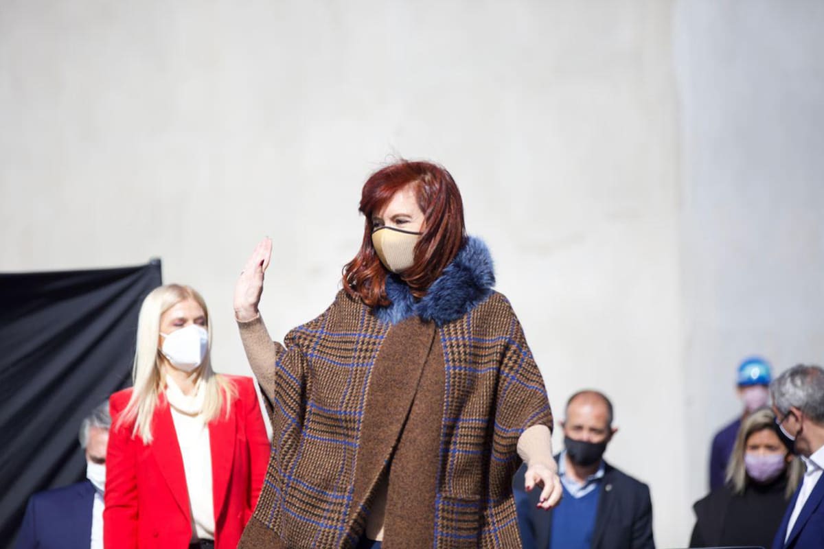 La vicepresidenta Cristina Kirchner durante la inauguración de un plan de viviendas junto al presidente Alberto Fernández