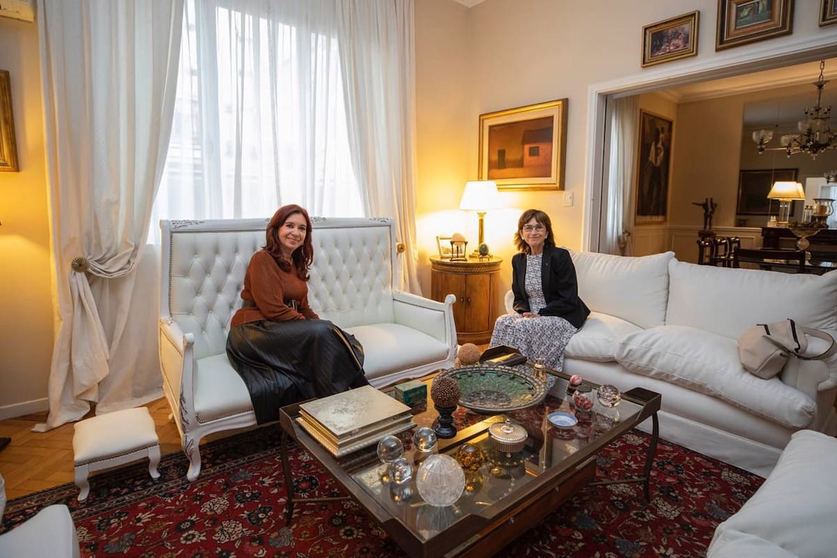 La vicepresidenta Cristina Kirchner en su departamento de Recoleta junto a Pilar del Rio, periodista y esposa del premio Nobel de Literatura José Saramago