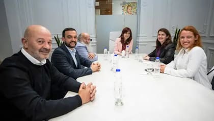 La vicepresidenta Cristina Kirchner junto a los dirigentes del Movimiento Evita, en el Instituto Patria