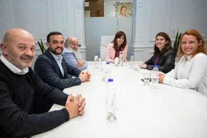 La vicepresidenta Cristina Kirchner junto a los dirigentes del Movimiento Evita, en el Instituto Patria