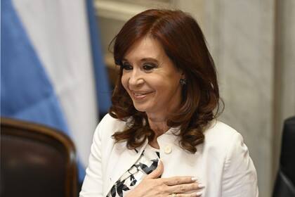 La vicepresidenta de Argentina, Cristina Fernández de Kirchner, hace un gesto mientras suena el himno nacional antes de dirigir una sesión virtual del Senado en el Congreso en Buenos Aires el 4 de diciembre de 2020.