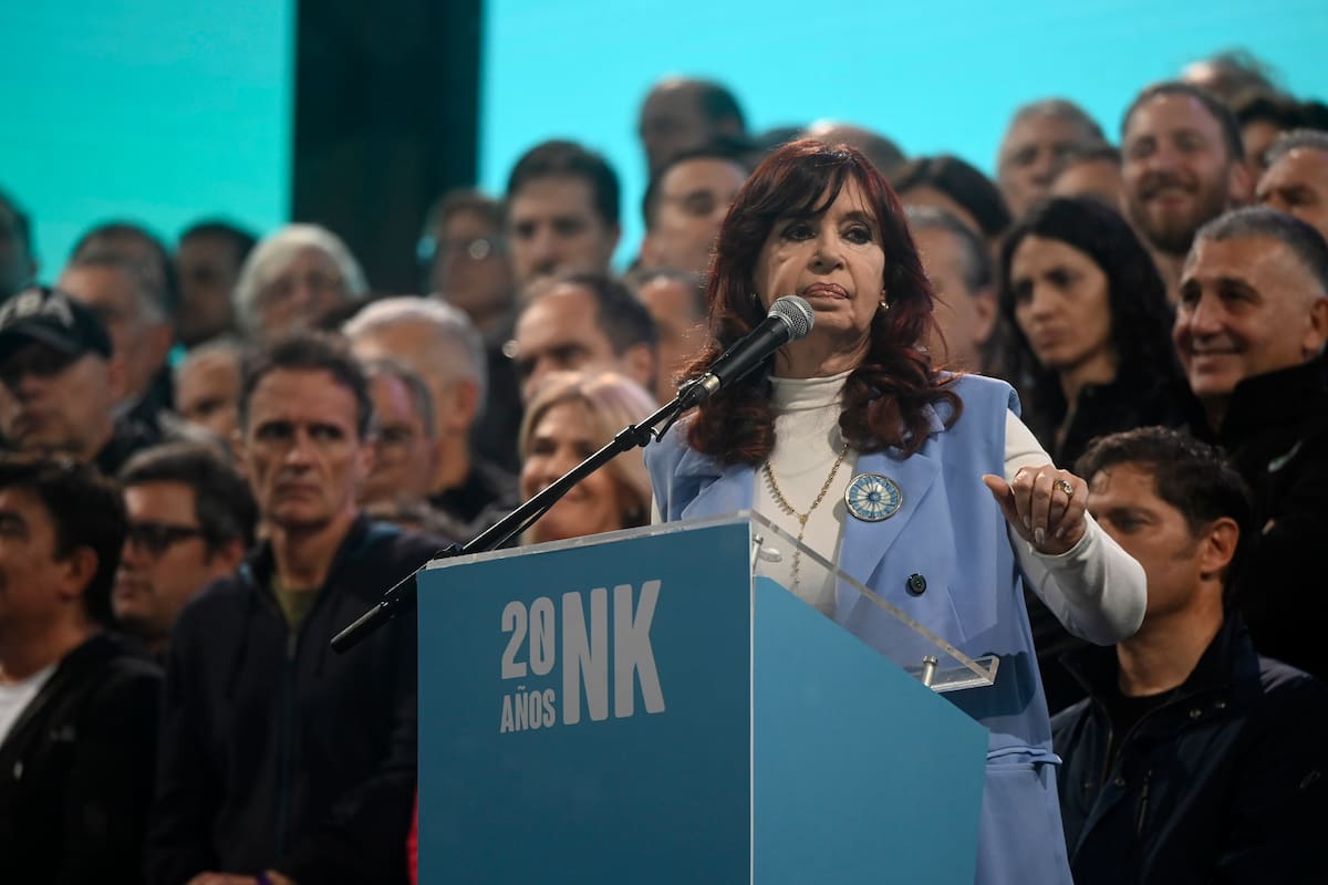 La vicepresidenta de Argentina, Cristina Fernández, asiste a un mitin en la Plaza de Mayo de Buenos Aires, Argentina, el jueves 25 de mayo de 2023, para conmemorar el vigésimo aniversario de la toma de posesión de su difunto esposo Néstor Kirchner. (Foto AP/Mario De Fina)