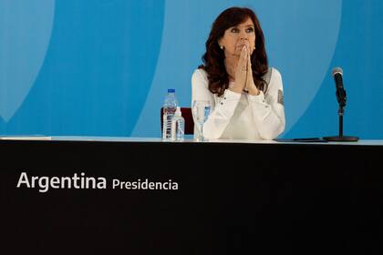 La vicepresidenta de Argentina, Cristina Fernández, asiste a una ceremonia para anunciar nuevas medidas agroeconómicas, en la casa de gobierno en Buenos Aires, Argentina, el jueves 30 de septiembre de 2021. (AP Foto/Natacha Pisarenko)